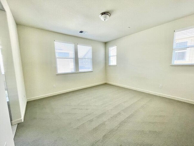 Building Photo - Beautiful 4 Bed 3 Bath Home in W Section Rohnert Park- $3,800 per month!