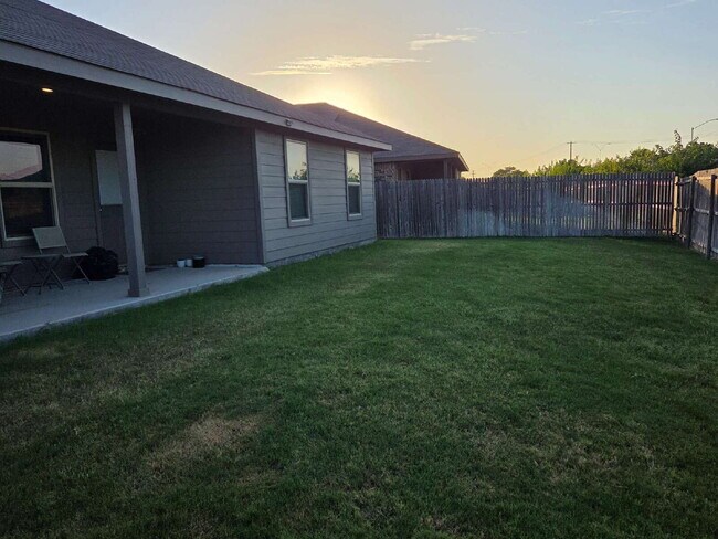 Building Photo - 3128 Winoak Dr