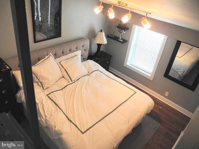 Building Photo - 1933 Rodman St