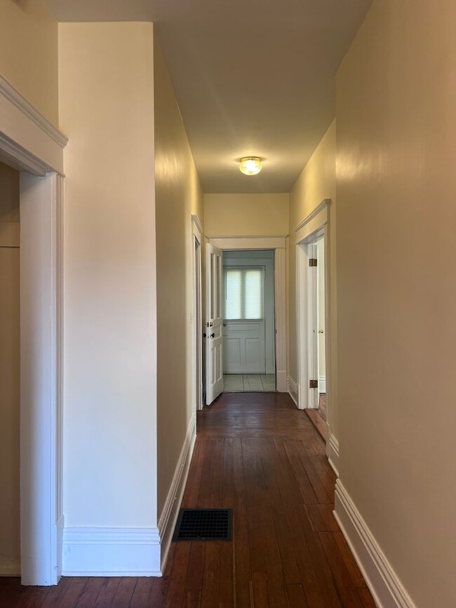 Building Photo - Spacious 3 Bed/2 Bath Home Minutes from Do...