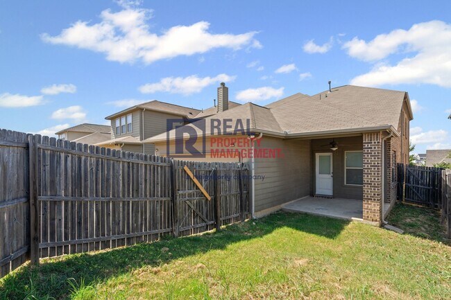 Building Photo - Modern 4-Bed Home in Prime Location