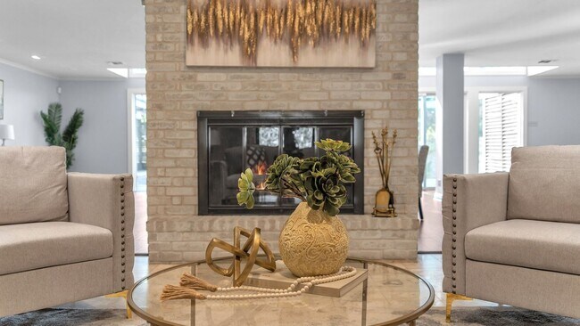 Building Photo - CHARMING 5 BDRM HOME IN CASTLE HILLS!!