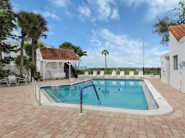 Building Photo - 1585 Tarpon Center Dr