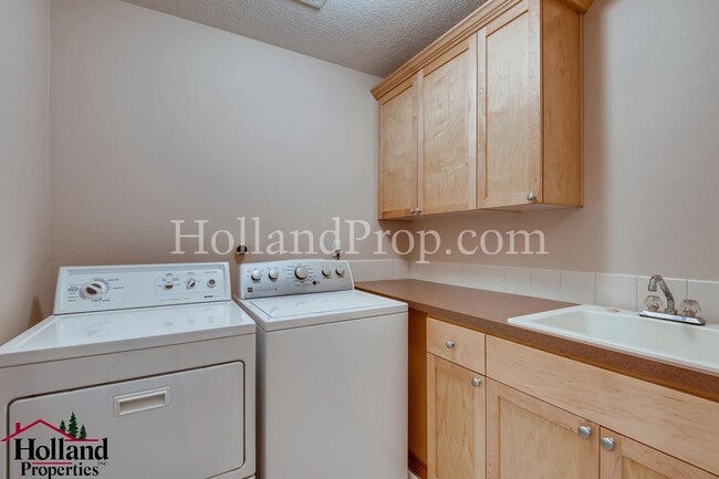 Building Photo - Spacious & Stylish 4-Bedroom Home in Desirable Northwest Portland