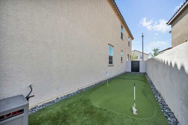 Building Photo - Spacious 5-Bedroom Home with Loft, Pool & Mountain Views