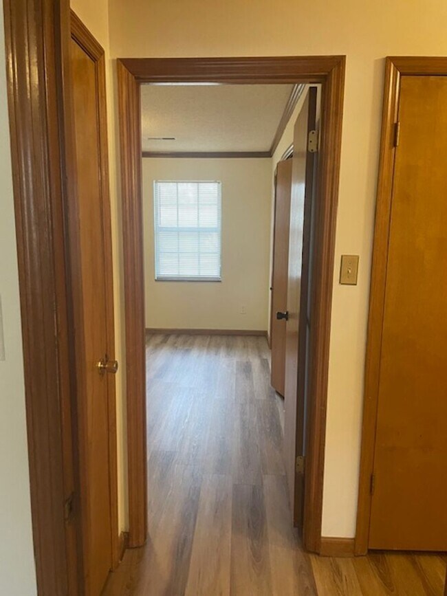 Building Photo - Knoxville 37912 - 2 bedroom 1.5 bath condo - call Howard Grower 865-705-0969