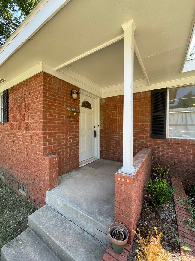 Building Photo - 512 Manor Dr