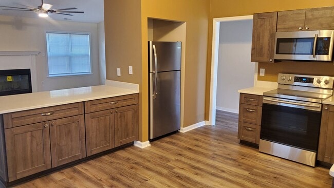 Building Photo - Newly Renovated 3 bedroom, 2 bath unit wit...