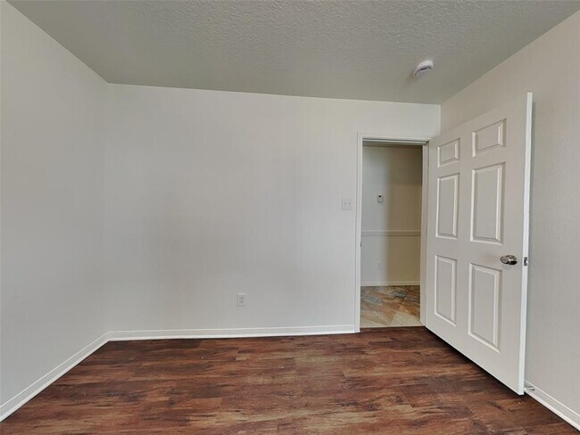 Building Photo - 2407 Aspen Dale Dr
