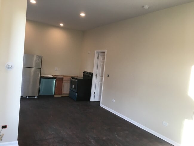 Building Photo - 321 W 24th St