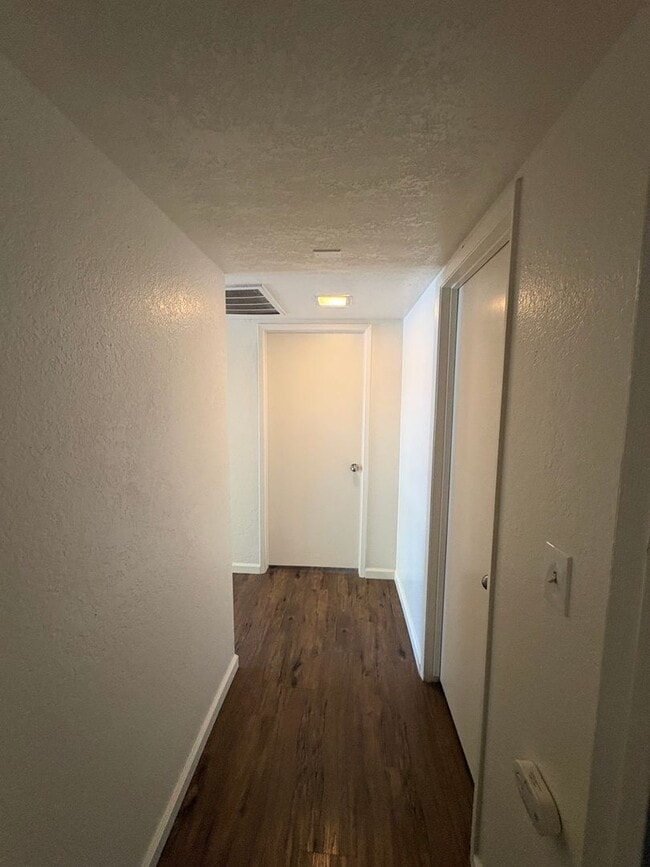 Building Photo - Upstairs Apartment Rent Ready!