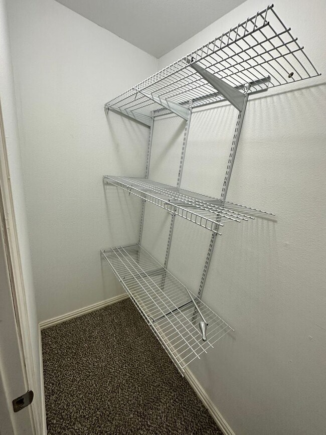 Building Photo - Make this Fairmount Showstopper Home!