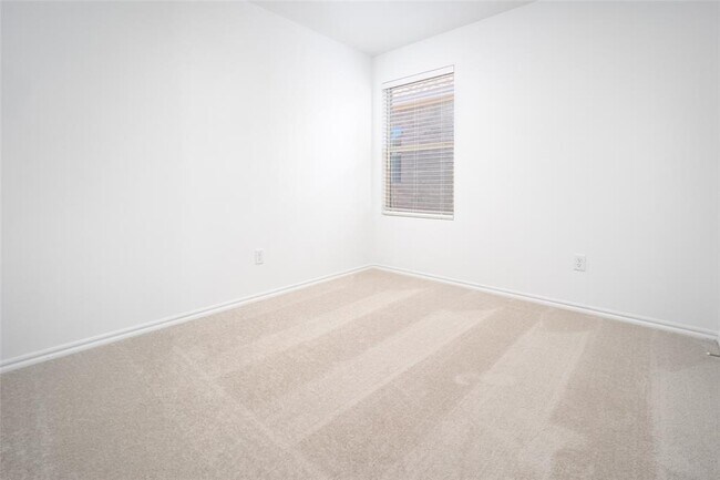 Building Photo - 2023 Delphine Dr