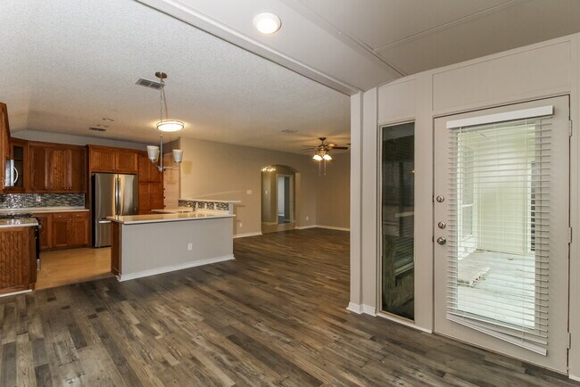 Building Photo - 5912 Hillview Dr