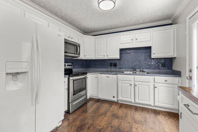 Building Photo - 5 Bedroom House in Auburn - Up to 5 unrela...