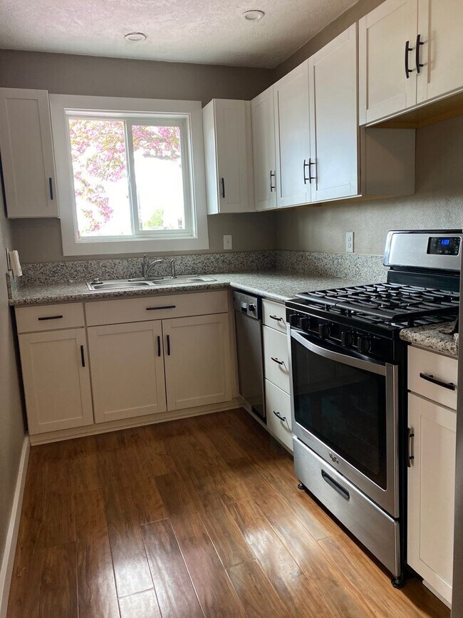 Building Photo - 20th St SE Duplex