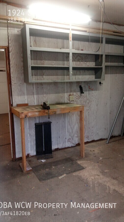 Building Photo - 1924 SW Tara Ave