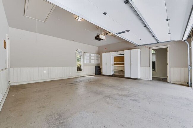 Building Photo - 6920 Oakbrook Way