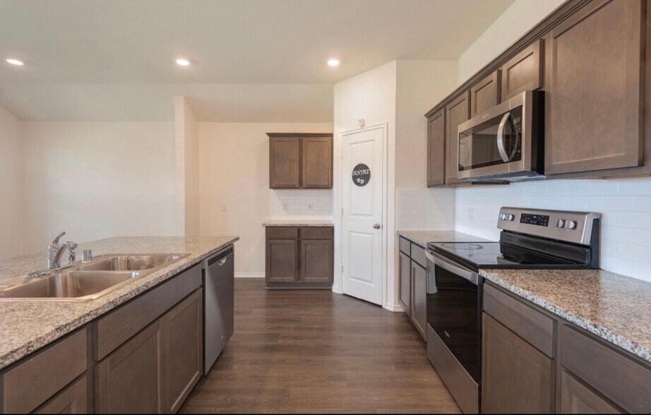 Building Photo - 511 Windrow Dr