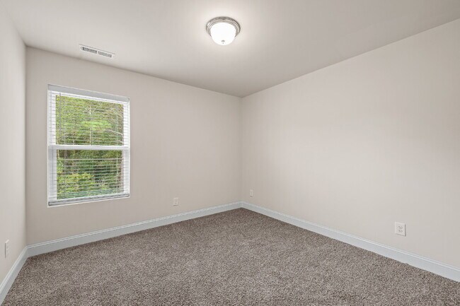 Building Photo - Spacious 4-Bedroom Retreat with 2.5 Baths ...