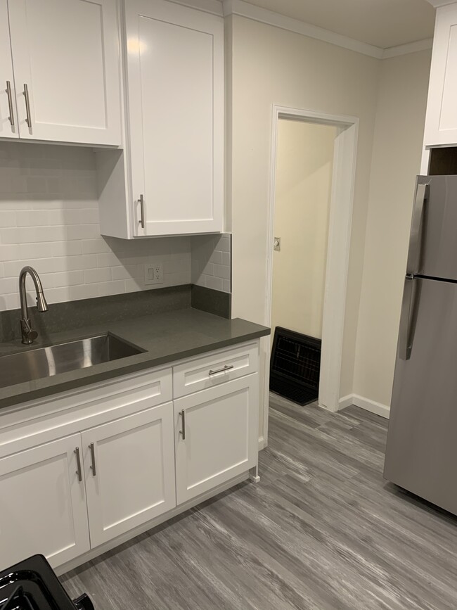 Building Photo - 6402 W 86th Plz