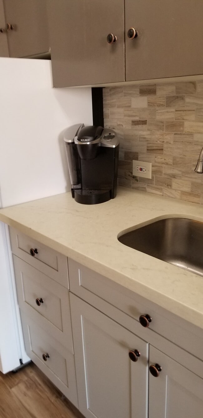 Building Photo - 425 Ena Rd