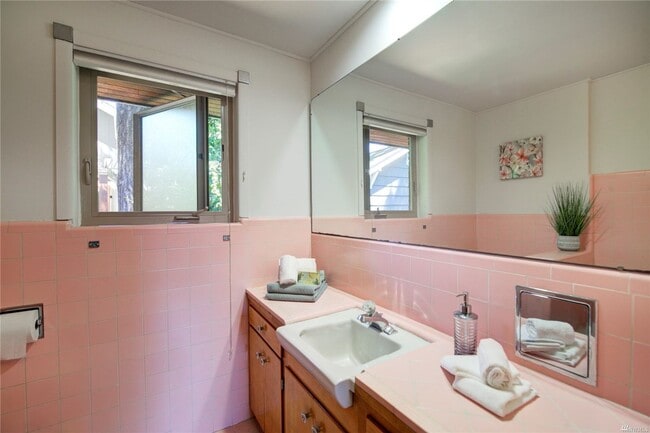 Building Photo - 4Bd/1.75Ba Seattle Home