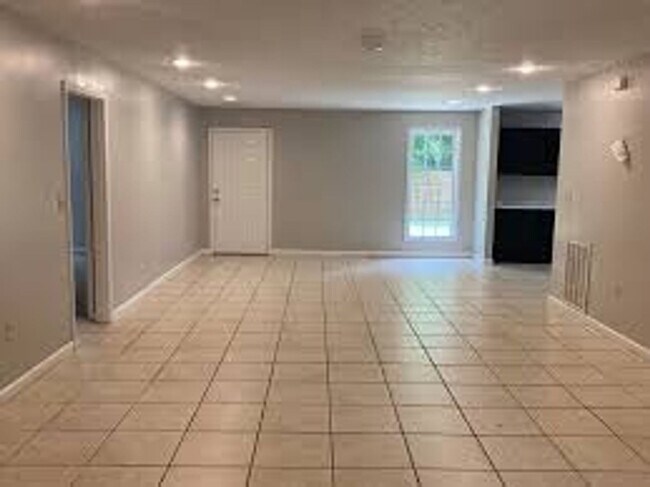 Building Photo - Charming 3BR Duplex in Columbus