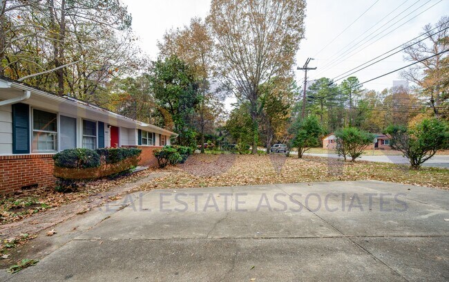 Building Photo - Refreshed 3 Bedroom / 2.5 Bath Ranch Style Home in Parkwood Neighborhood!