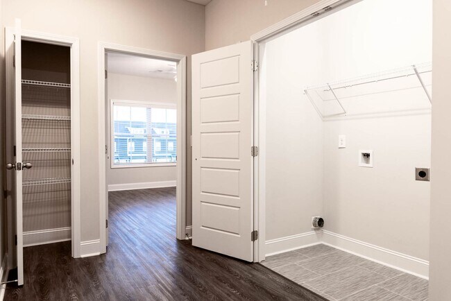 Building Photo - 208 Drayton Dr
