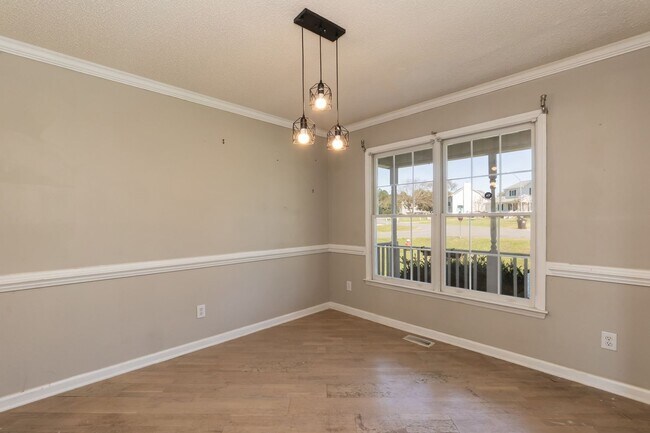 Building Photo - Large Three Bedroom Home!