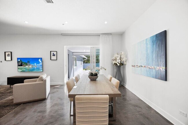 Building Photo - 930 NW 4th Ct