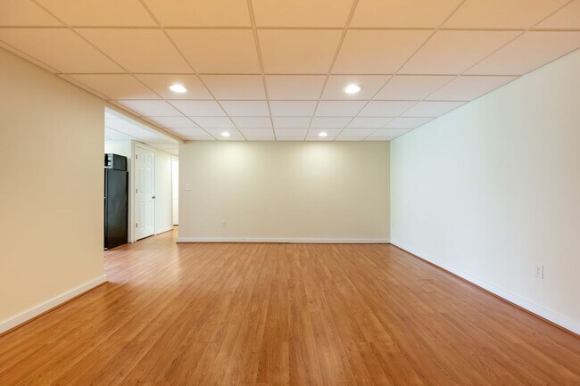 Building Photo - Spacious Ranch Close to Campus