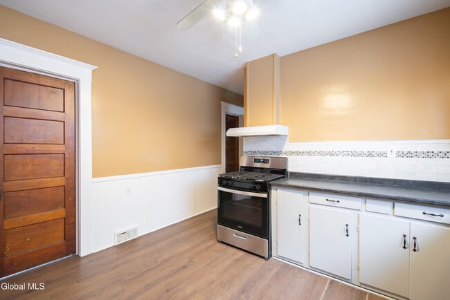 Building Photo - 22 Swan St