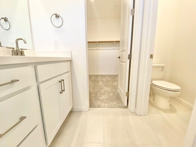 Building Photo - STUNNING LIKE NEW SINGLE-FAMILY HOME 3 BEDROOM / 2.5 BATHROOMS, WITH 2 CAR GARAGE!!