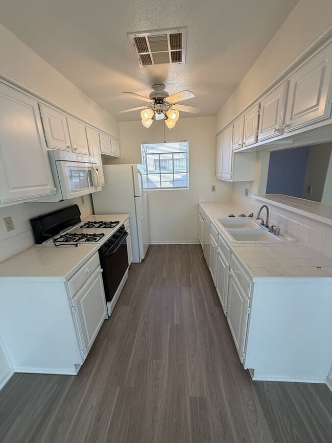 Building Photo - Upgraded Condo!