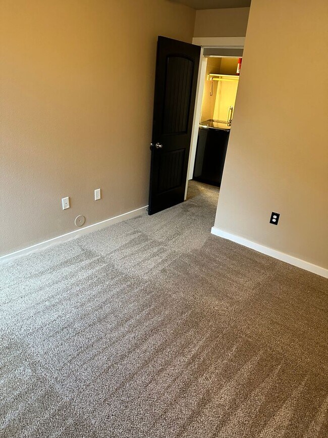Building Photo - 3 Bedroom 2 Bath Townhome with Gas Fireplace, community pool, lots of storage