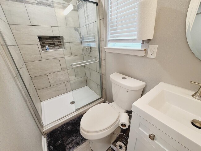 Building Photo - 1906 Karen Ln