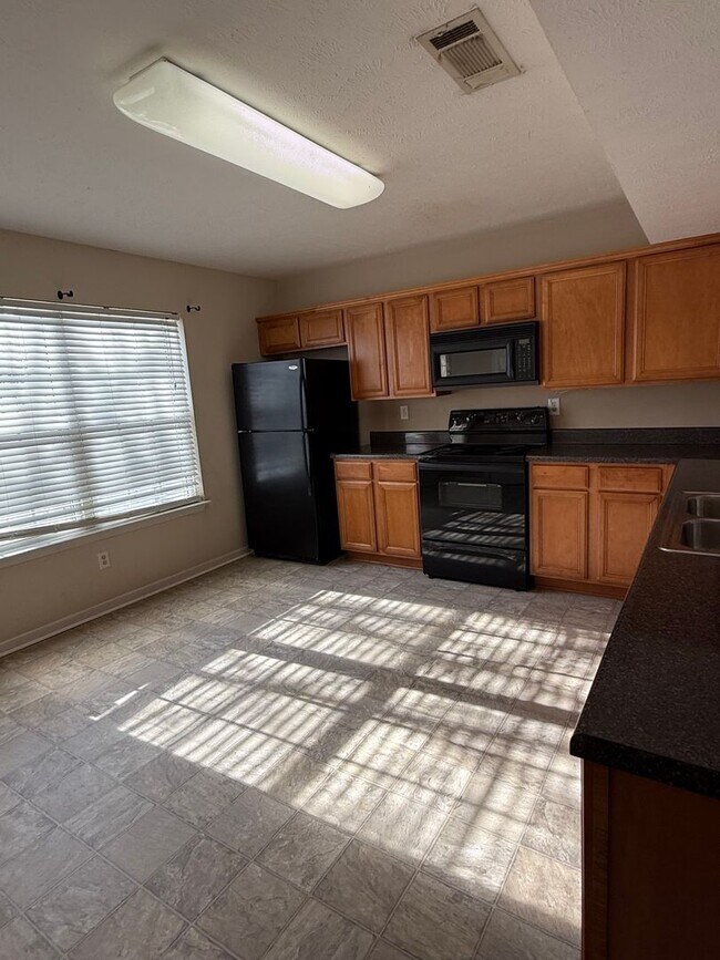 Building Photo - Perfect For Roommates!