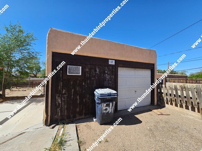 Building Photo - 1 Bedroom, 1 Bathroom near CNM Area Availa...