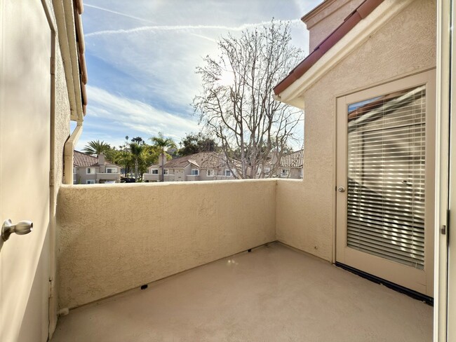 Building Photo - Upper level condo in Rancho Del Oro!