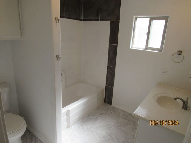 Building Photo - Cozy 2 Bedroom