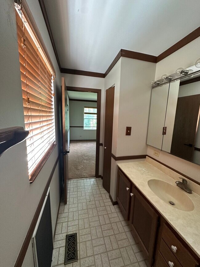 Building Photo - 4480 Shorewood Ct