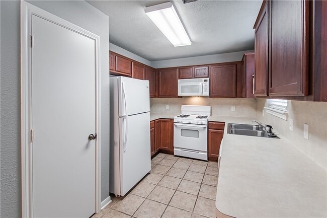 Building Photo - 504 Nelson Ln