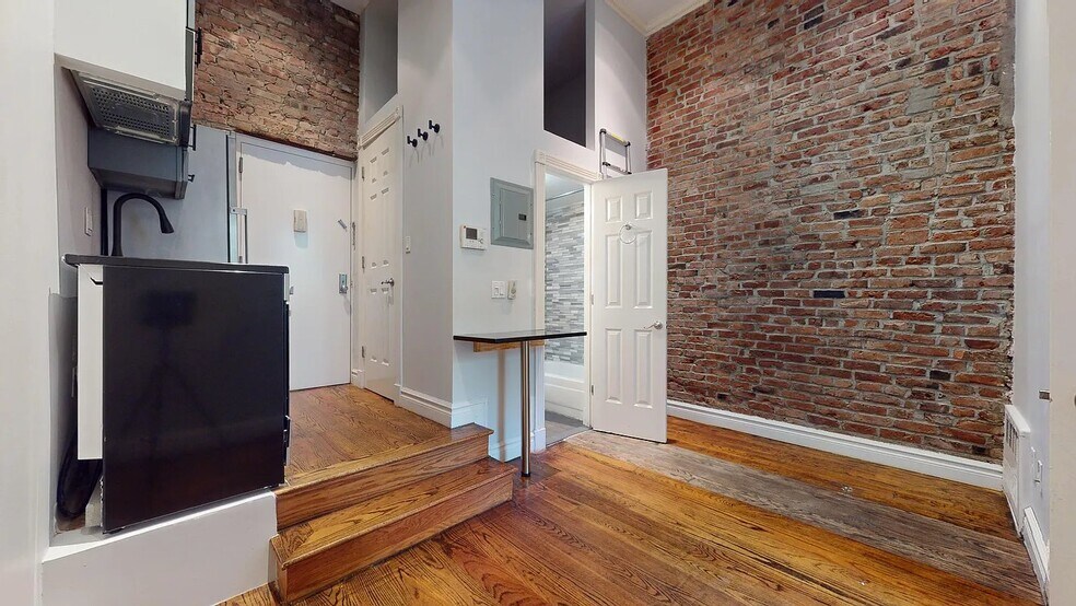 Building Photo - 234 E 14th St