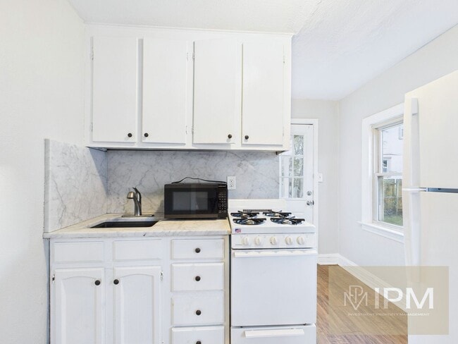 Building Photo - Available Now!!  Charming 2 Bed, 1 Bath Ho...