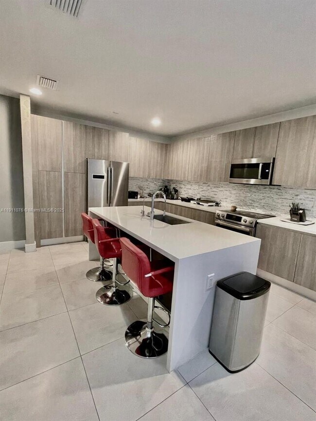 Building Photo - 6846 NW 103rd Ave