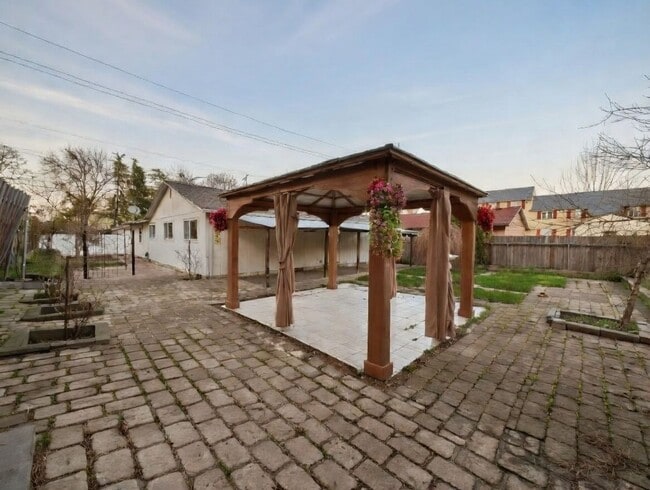 Building Photo - Charming 3 Bedroom Aloha Outdoor Oasis with Two Car Garage