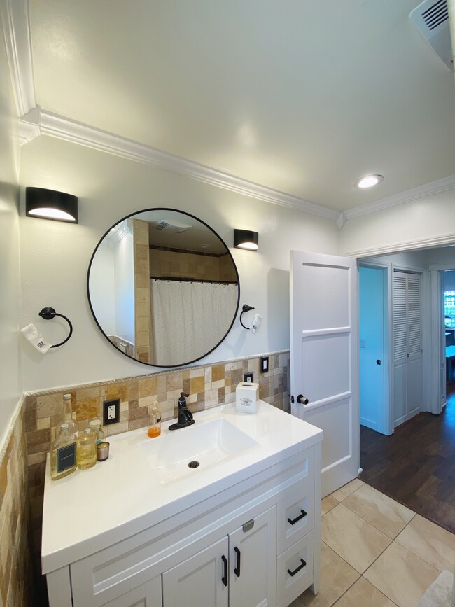 Contemporary bathroom - 623 Elm Ave