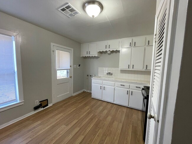 Building Photo - 2-Bedroom, 1-Bathroom Duplex Waco TX